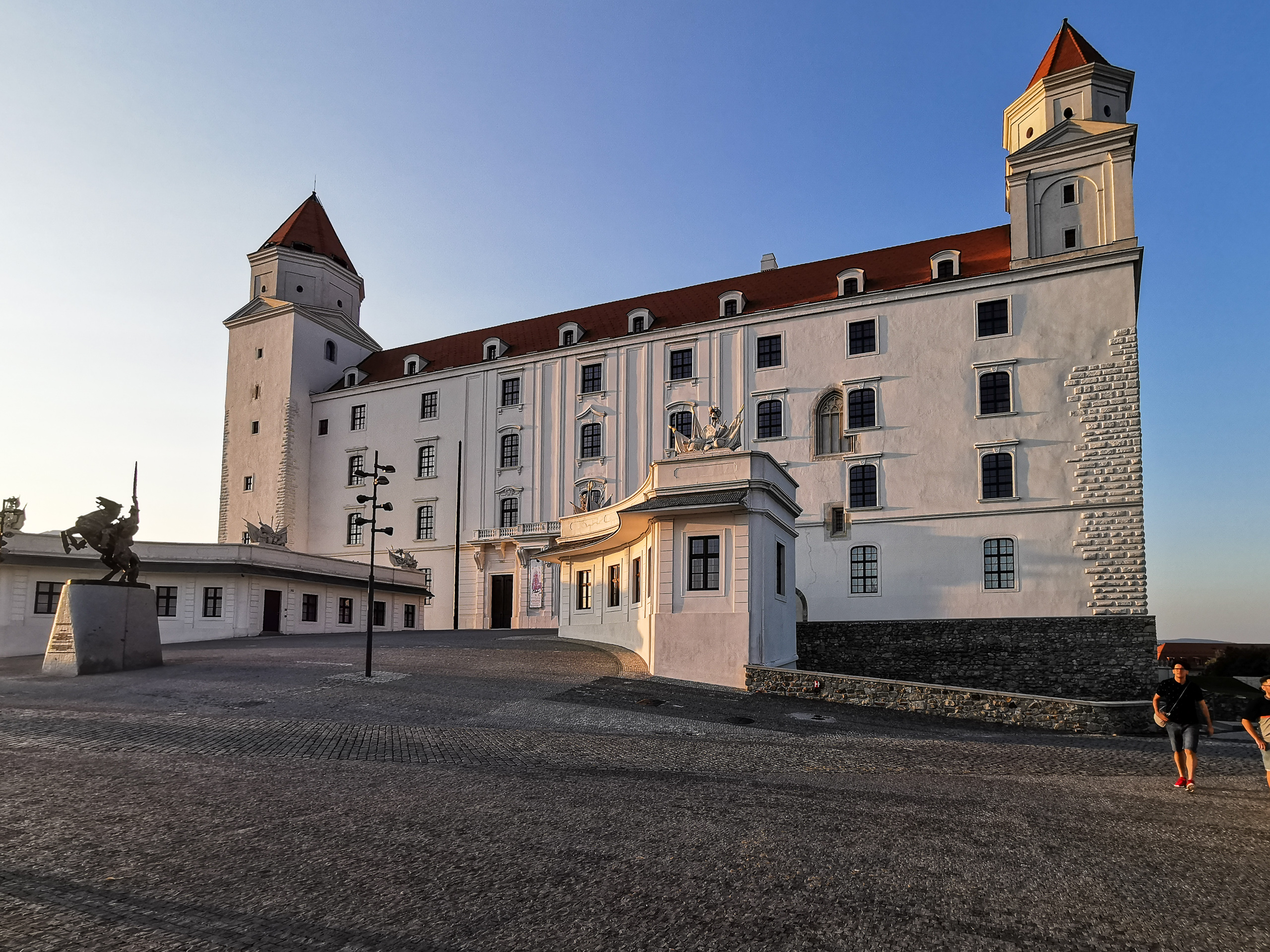 Angekommen: die Burg von Bratislava in der Abendsonne
